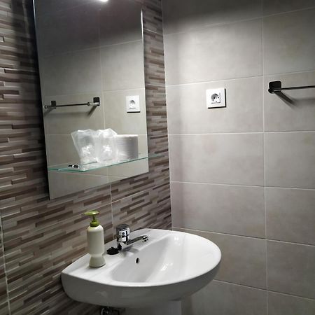 Hostal Cuatro Torres Madrid Exteriör bild